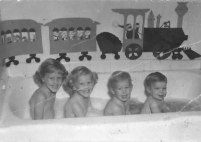 Tub, 4 kids